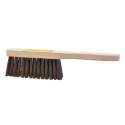 CEPILLO CON 4 HILERAS DE FIBRA DE COCO Y CUERPO DE MADERA MULTIUSOS